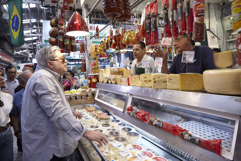 Datena percorre Mercado Municipal da Lapa e se apresenta como candidato à Prefeitura de São Paulo