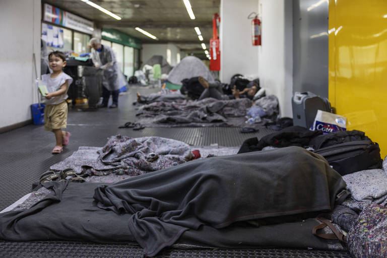 Migrantes dormem em corredor do Terminal 2 do aeroporto de Guarulhos