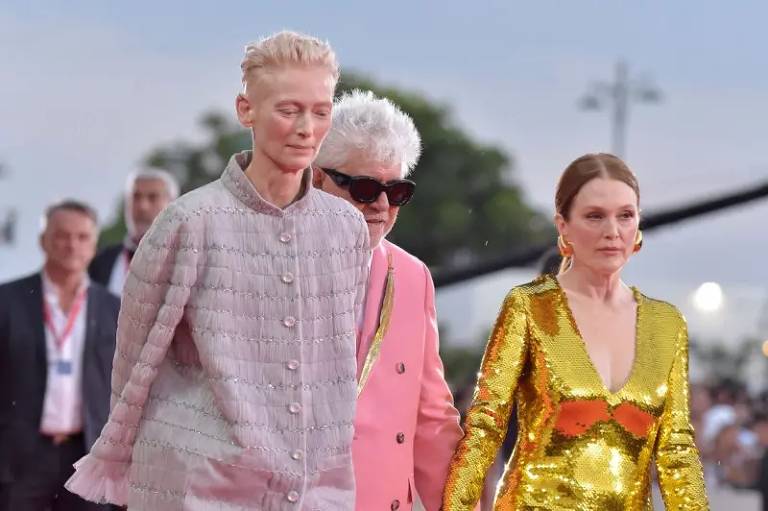 Tilda Swinton e Juliane Moore caminham com o diretor Pedro Almodóvar