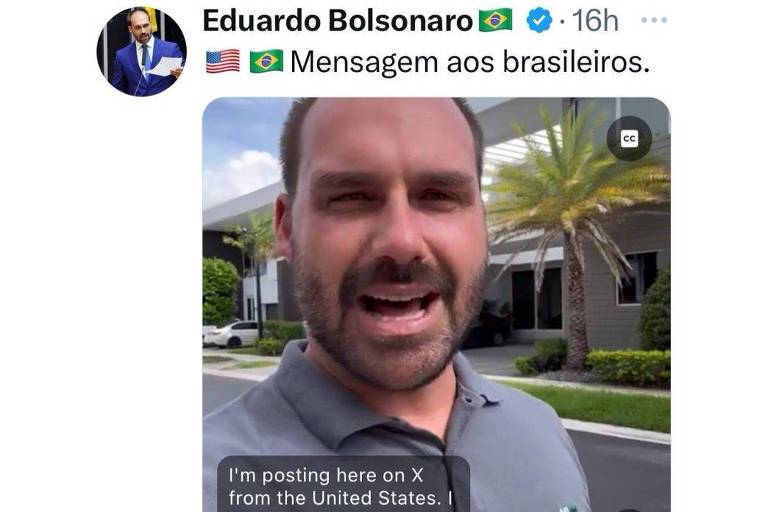 A imagem mostra Eduardo Bolsonaro gravando um vídeo ao ar livre, com uma palmeira ao fundo e um edifício moderno. Ele está usando uma camisa cinza e parece estar falando diretamente para a câmera. Na parte inferior da imagem, há um texto que diz: 'I'm posting here on X from the United States. I'.