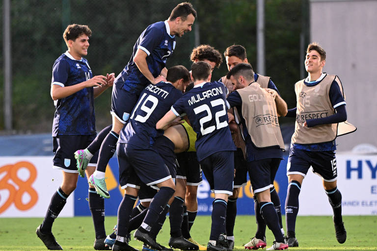 Em uma roda, jogadores de San Marino comemoram gol em amistoso contra Chipre, que perderam por por 4 a 1