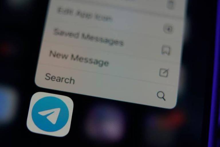 Aplicativo de mensagens Telegram em tela de um iPhone