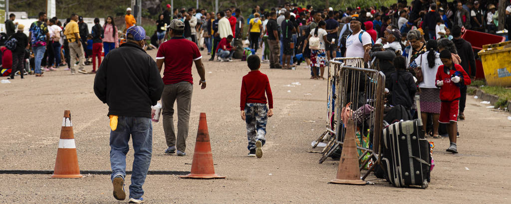 Imigrantes da Venezuela aguardam fila para entrar no PTRIG (Posto de Interiorização e Triagem) perto do abrigo BV-8 em Pacaraima (RR)