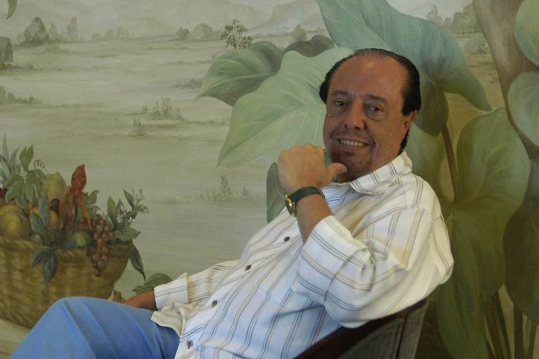 O pianista e arranjador Sergio Mendes posa para fotosno Hotel Copacabana Palace, no Rio de Janeiro, em 2006