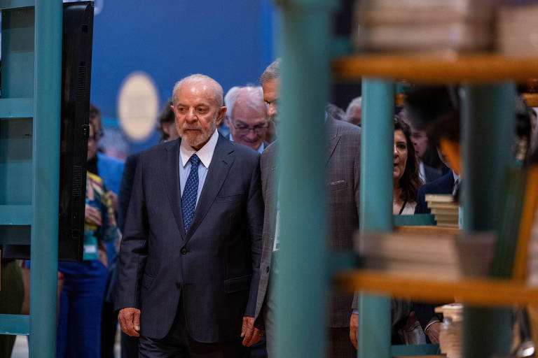 O presidente Lula caminha entre estandes da Bienal do Livro, nesta quinta (5)