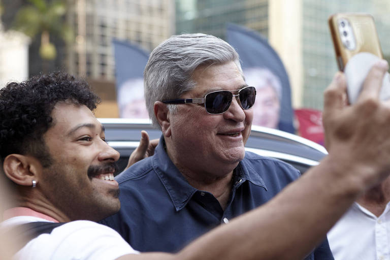 Datena (PSDB) caminha poucos minutos pela Avenida Paulista e logo encerra evento de campanha