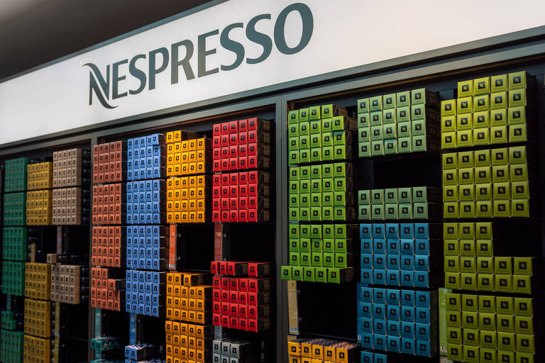 Loja da Nespresso com várias caixas de cápsulas