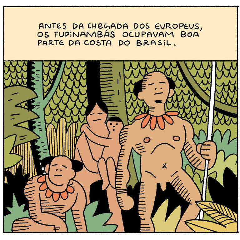 A imagem ilustra três figuras humanas, representando os Tupinambás, em um ambiente natural com vegetação densa. A figura central segura um bastão e usa colares, enquanto as outras duas figuras estão sentadas, uma delas segurando um objeto. Acima, há um texto que diz: 'ANTES DA CHEGADA DOS EUROPEUS, OS TUPINAMBÁS OCUPAVAM BOA PARTE DA COSTA DO BRASIL.'