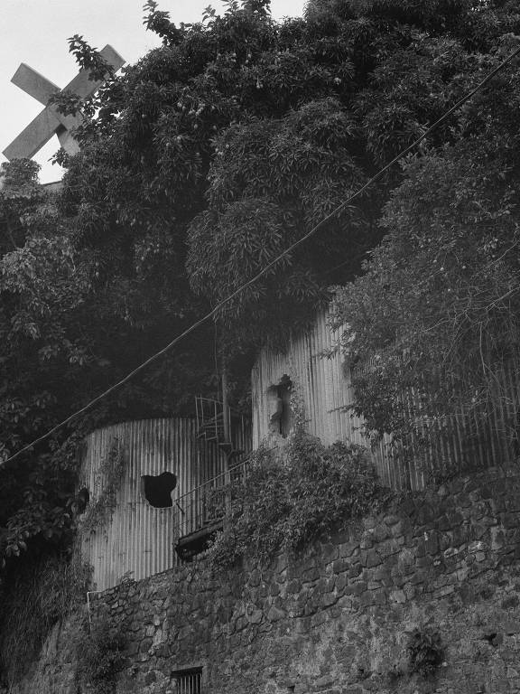 Vista externa das estruturas cilíndricas do conjunto da ladeira da Memória, projetado por Lina Bo Bardi, com janelas amebóides, semelhantes às do Sesc, em ensaio do artista Mauro Restiffe