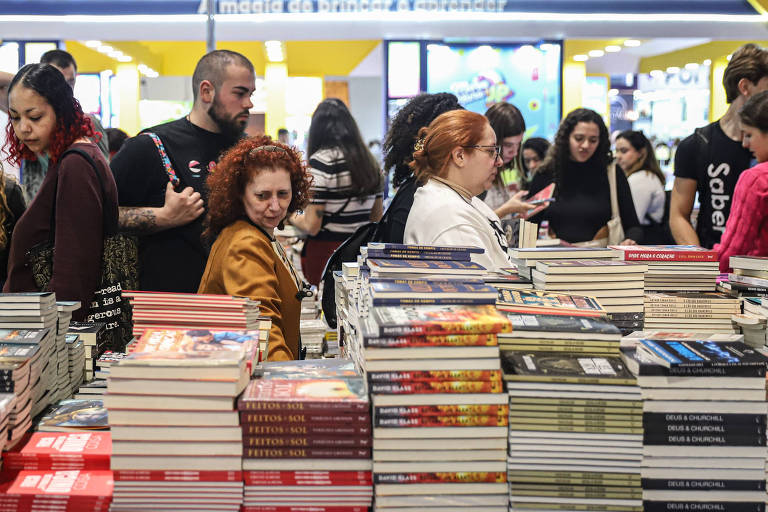 Público no primeiro dia de Bienal do Livro, nesta sexta (6)