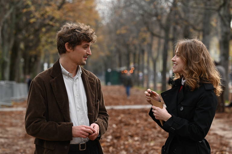 Niels Schneider e Lou de Laâge em cena do filme 'Golpe de Sorte em Paris', de Woody Allen