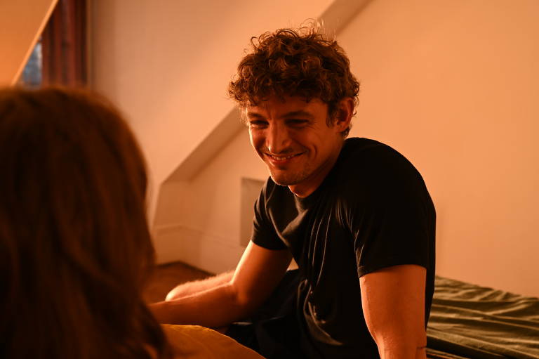 Niels Schneider e Lou de Laâge em cena do filme 'Golpe de Sorte em Paris', de Woody Allen