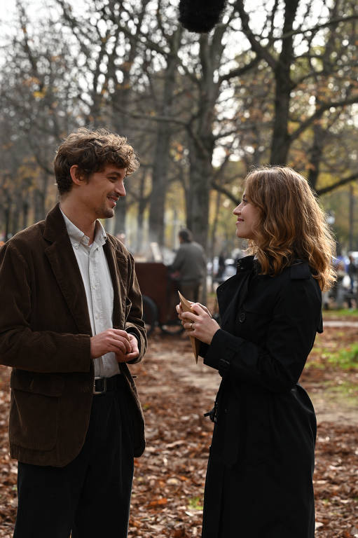 Niels Schneider e Lou de Laâge em cena do filme 'Golpe de Sorte em Paris', de Woody Allen