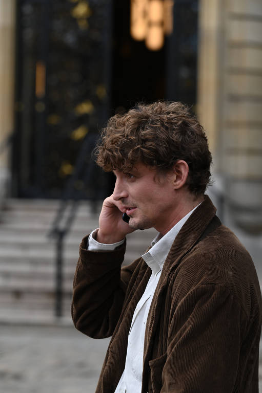 Niels Schneider em cena do filme 'Golpe de Sorte em Paris', de Woody Allen