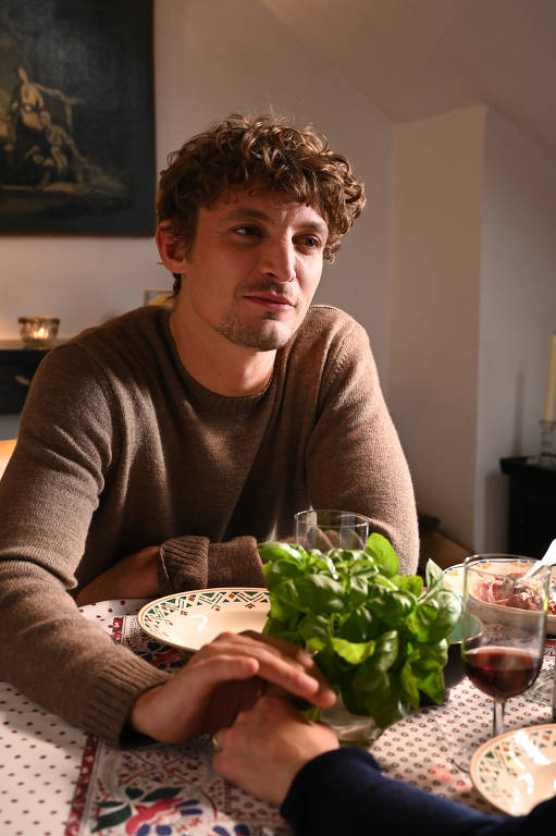 Niels Schneider e Lou de Laâge em cena do filme 'Golpe de Sorte em Paris', de Woody Allen