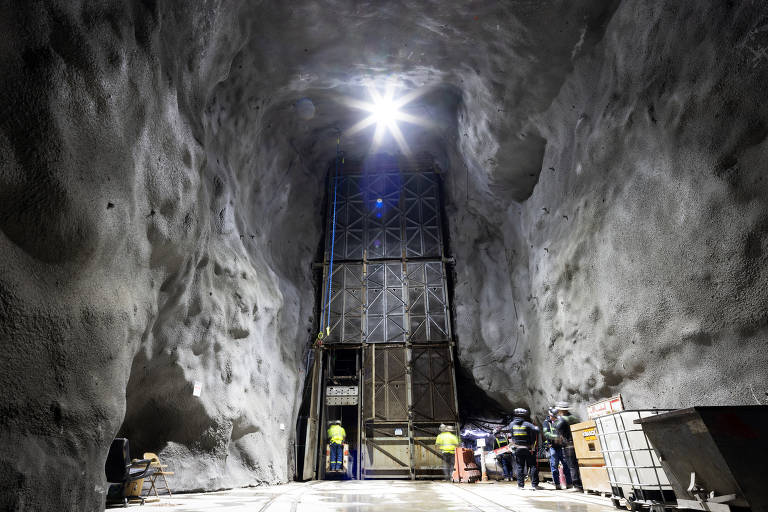 A Estação Ross, a 1,5 quilômetro da superfície; o Sanford Underground Research Facility (Surf) é formado por duas cavernas em Black Hills, na Dakota do Norte, nos EUA