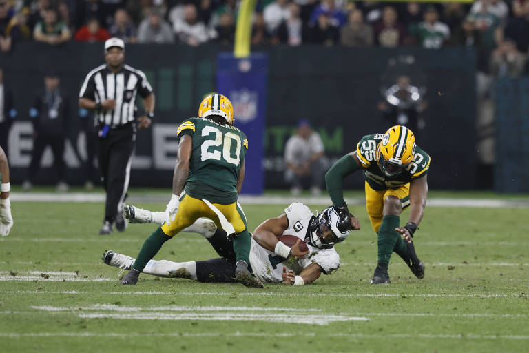 Jogadores de Eagles e Packers durante partida da NFL na arena do Corinthians