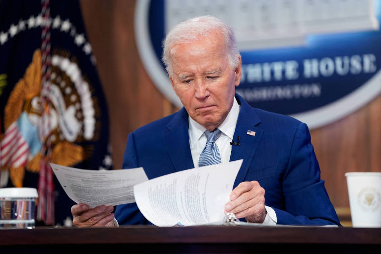 Presidente dos EUA, Joe Biden, lê documentos na Casa Branca, em Washington
