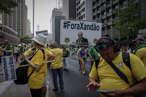 Bolsonaristas tomam parte da Paulista em protesto contra decisões de Moraes