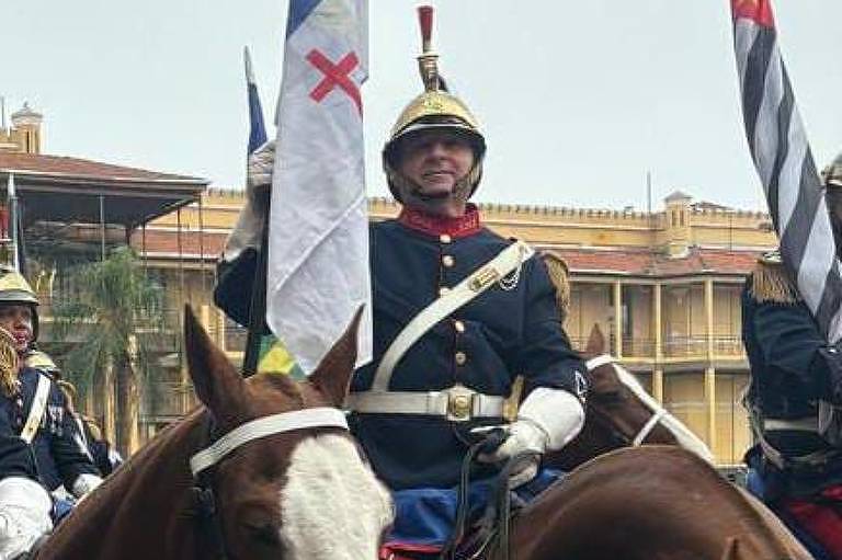 PM montado em cavalo segura bandeira