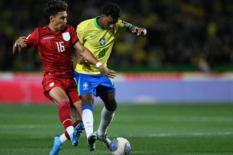 Rodrygo sofre com a marcação de Jeremy Sarmiento durante partida contra o Equador