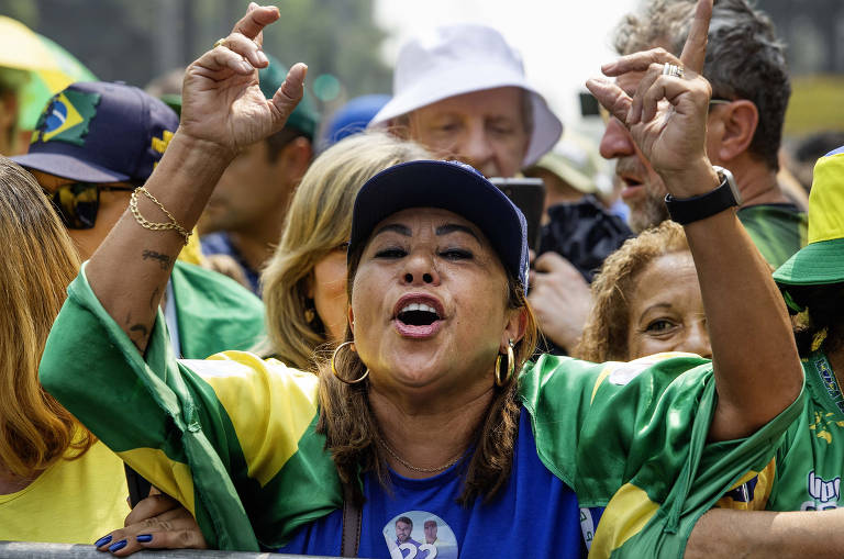 Mulher pró-Bolsonaro participa de ato na avenida Paulista