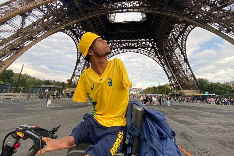 Gabrielzinho vista a Torre Eiffel depois de conquistar três ouros em Paris