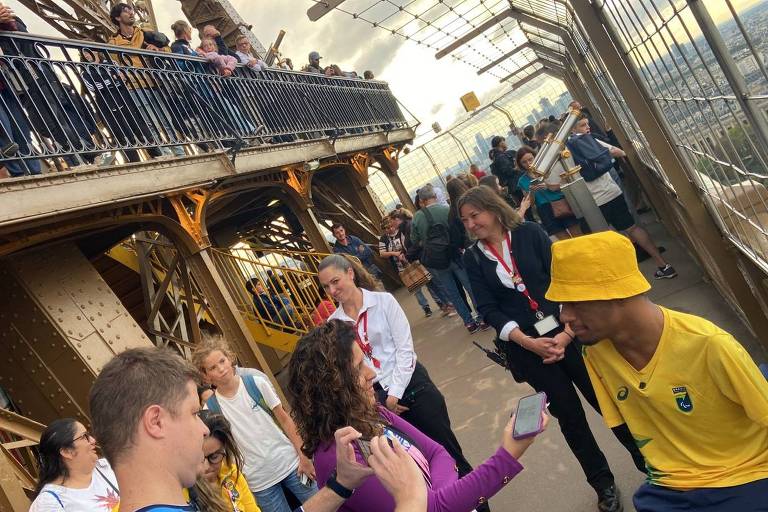 Gabrielzinho concede entrevistas na Torre Eiffel