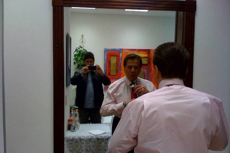 O jornalista Ricardo Valladares fotografa Silvio Santos no camarim do apresentador no SBT, no começo dos anos 2000