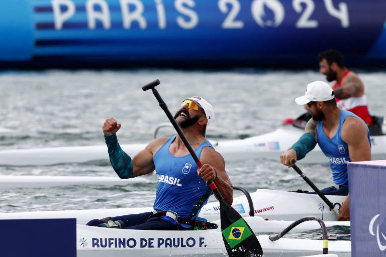 Fernando Rufino comemora após conquistar o ouro na canoagem