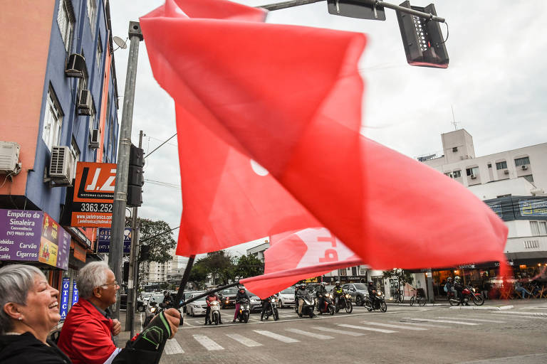 Militantes do PT na região da 3ª Avenida com a Avenida do Estado Dalmo Vieira, em Balneário Camboriú (SC), na tarde de 28 de agosto