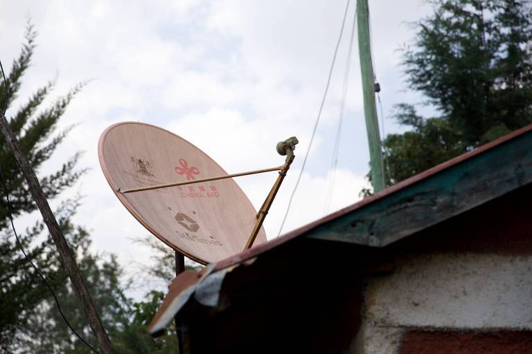 Antena de satélite da StarTimes sobre a casa de uma aldeia no Quênia
