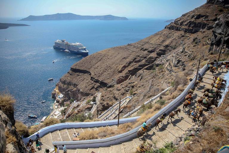 Cruzeiro chega à ilha de Santorini, na Grécia
