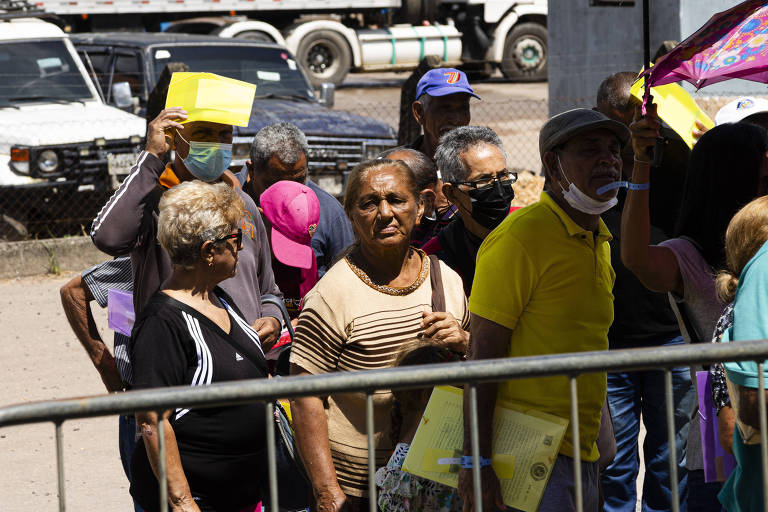 Imigrantes venezuelanos aguardam fila para entrar no PTRIG (Posto de Interiorização e Triagem) perto de abrigo em Pacaraima (RR), na fronteira do Brasil com a Venezuela