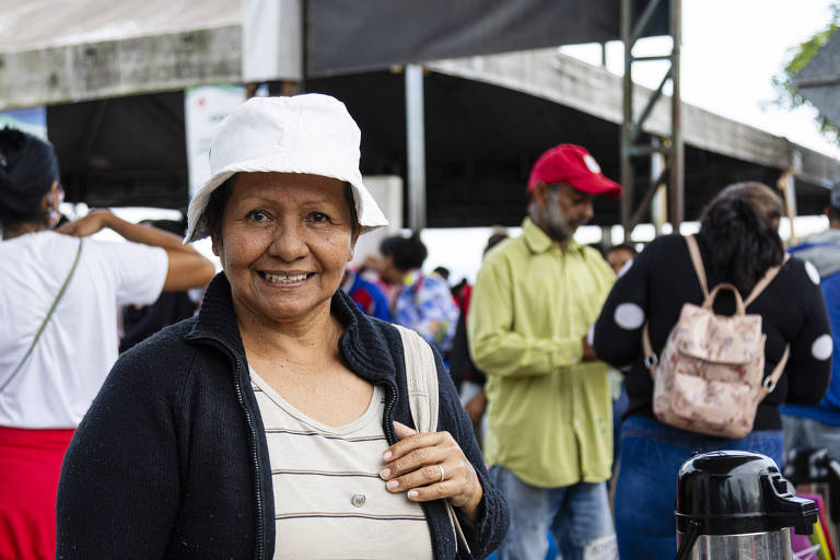 Mercedes Caripe, 65, no posto da fronteira em Pacaraima (RR)