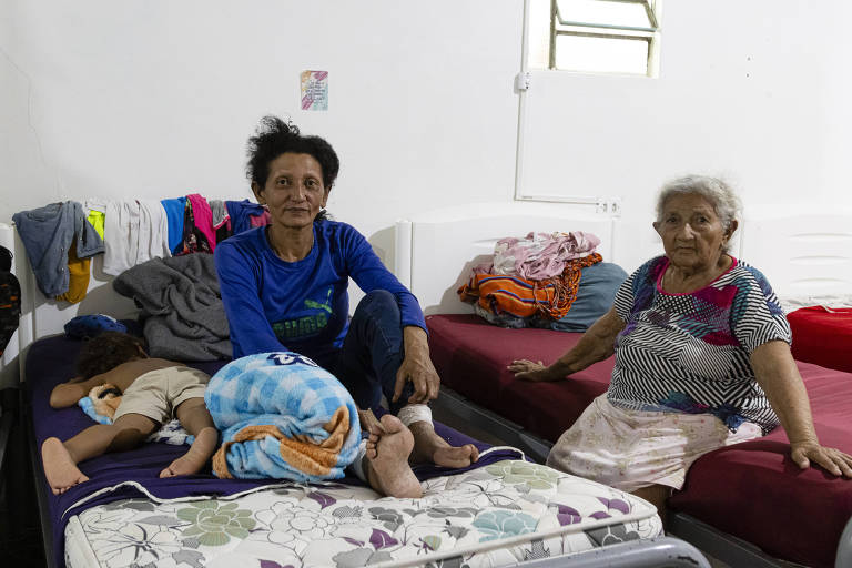 María Victoria Torres, 78, ao lado da filha doente e da neta, Isabelita, 3, na Casa de Acolhida São José, em Pacaraima (RR); a família é natural de Caicara del Orinoco, na Venezuela 