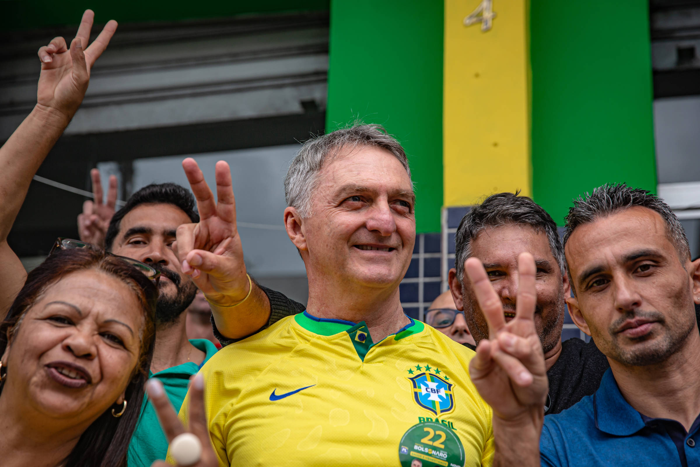 Pré-candidato, irmão de Bolsonaro faz curso em instituto de André Mendonça