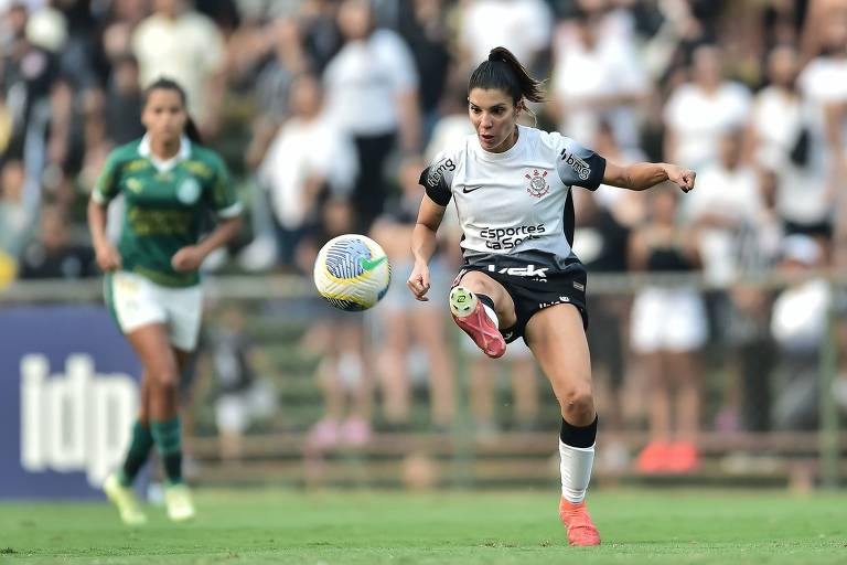 Jogadora do Corinthians domina bola 