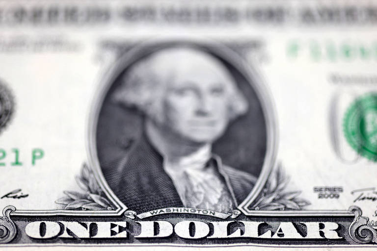 Dólar sobe 0,58%, a R$ 5,743, e Bolsa tem queda leve antes de Copom e após decisão de juros nos EUA