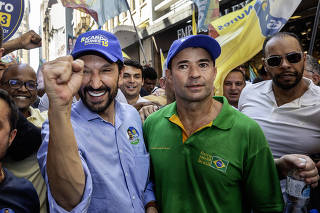 Primeiro dia de campanha : Prefeito  Ricardo Nunes e seu vice, cel Ricardo Mello Araujo (de camisa verde) fazem caminhada no centro historico de Sao Paulo ao lado de seus apoiadores