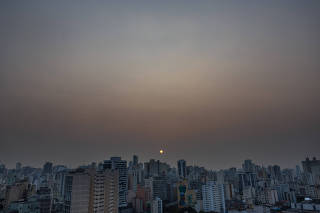Céu de São Paulo na manhã de segunda-feira (9)