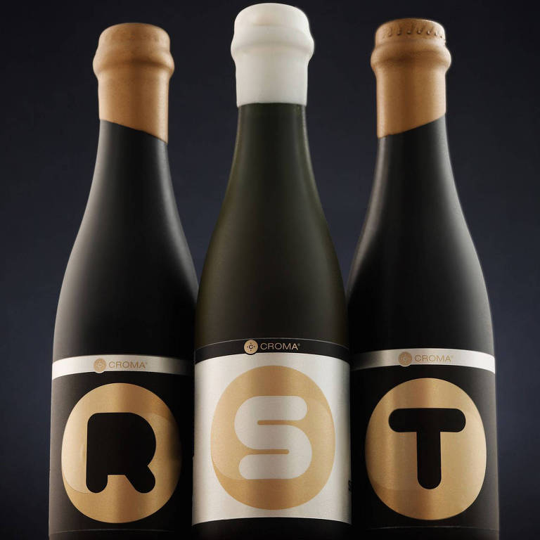 Três garrafas com rótulos com as letras R, S e T, que formam o kit Reset Barrel Aged Pack, com cervejas envelhecidas em barris