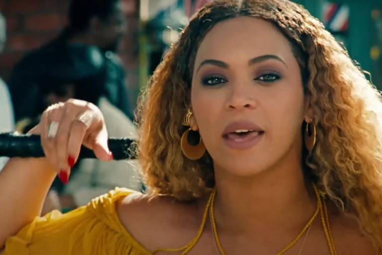 Beyoncé no videoclipe de 'Hold Up', de 2016