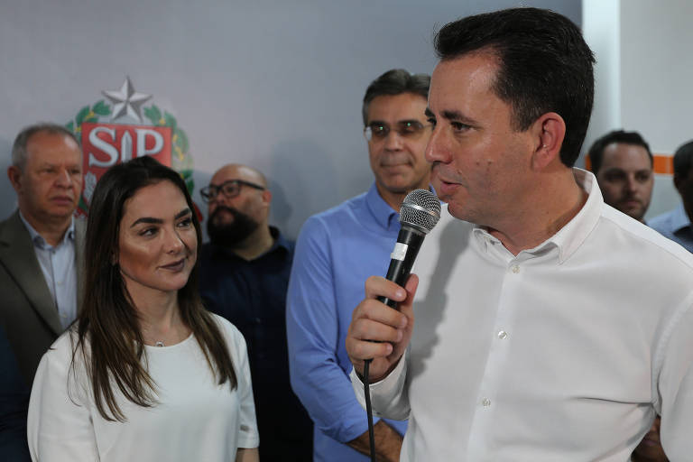 Prefeito Paulo Serra (PSDB, à dir.) durante inauguração do Bom Prato em Santo André