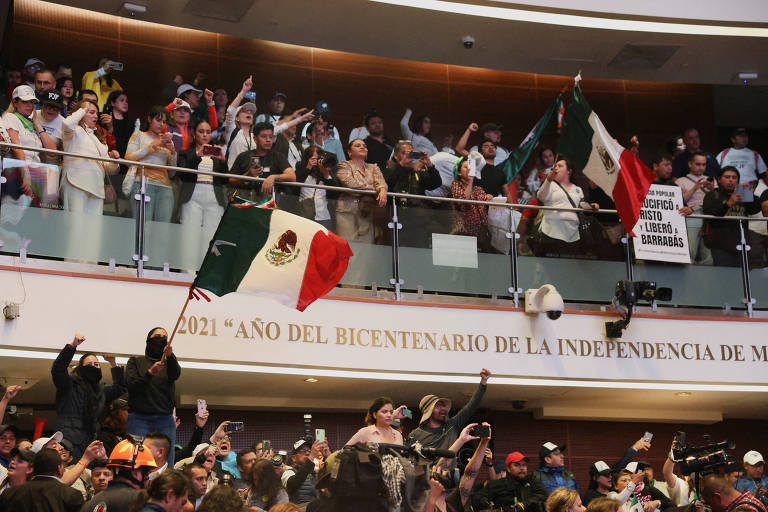 Manifestantes ocupam tribunas e plenário do Senado do México contra a reforma judicial proposta pelo governo do presidente Andrés Manuel López Obrador