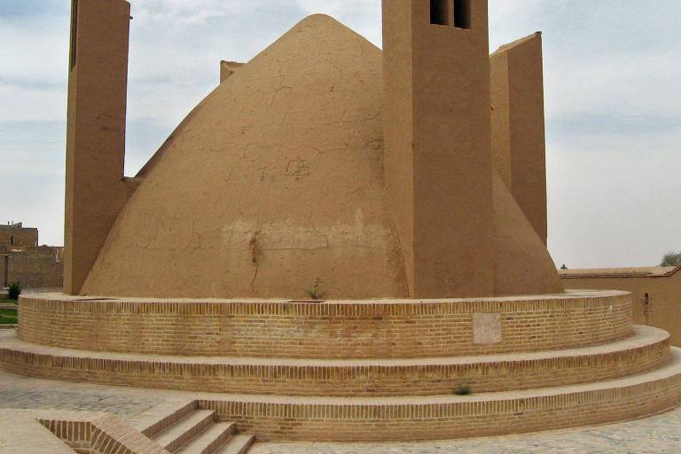 Yakhchal, uma estrutura em forma de cúpula cercada por quatro torres um pouco mais altas
