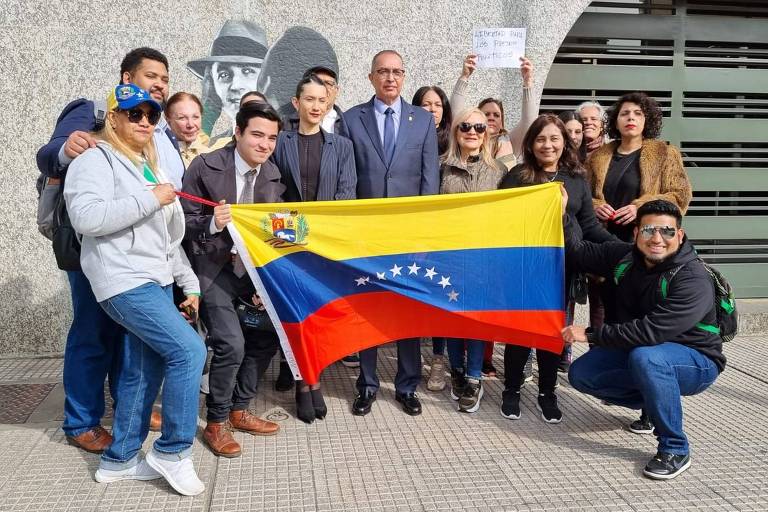 Opositores venezuelanos durante pequeno protesto em frente à embaixada do Brasil em Buenos Aires