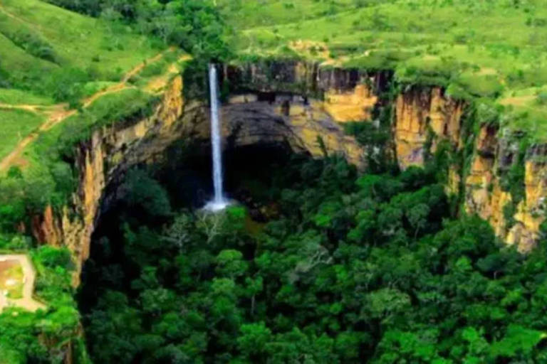 Cachoeira do Véu de Noiva, no Parque Nacional da Chapada dos Guimarães fora da época de seca e queimadas. Queda d'água é um dos principais atrativos do parque