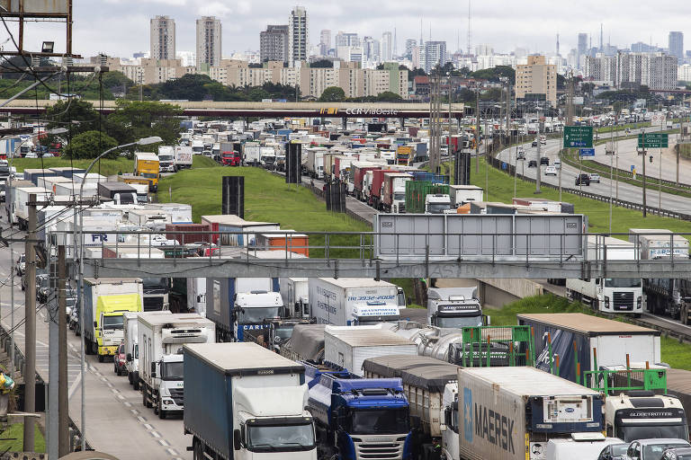 Caminhoneiros durante manifestação no final de 2022