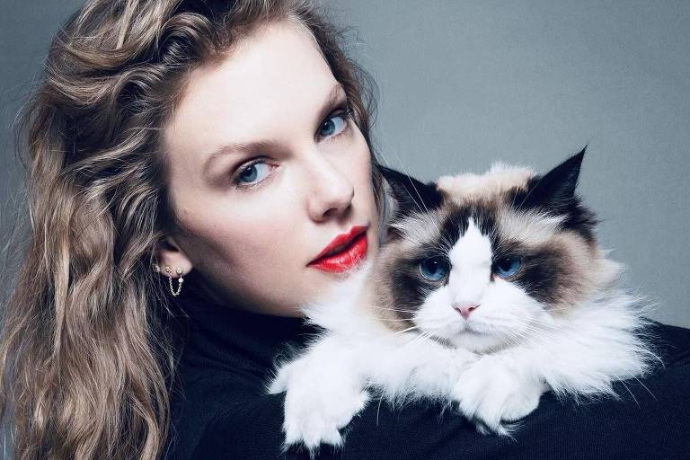 Taylor Swift posa segurando um gato